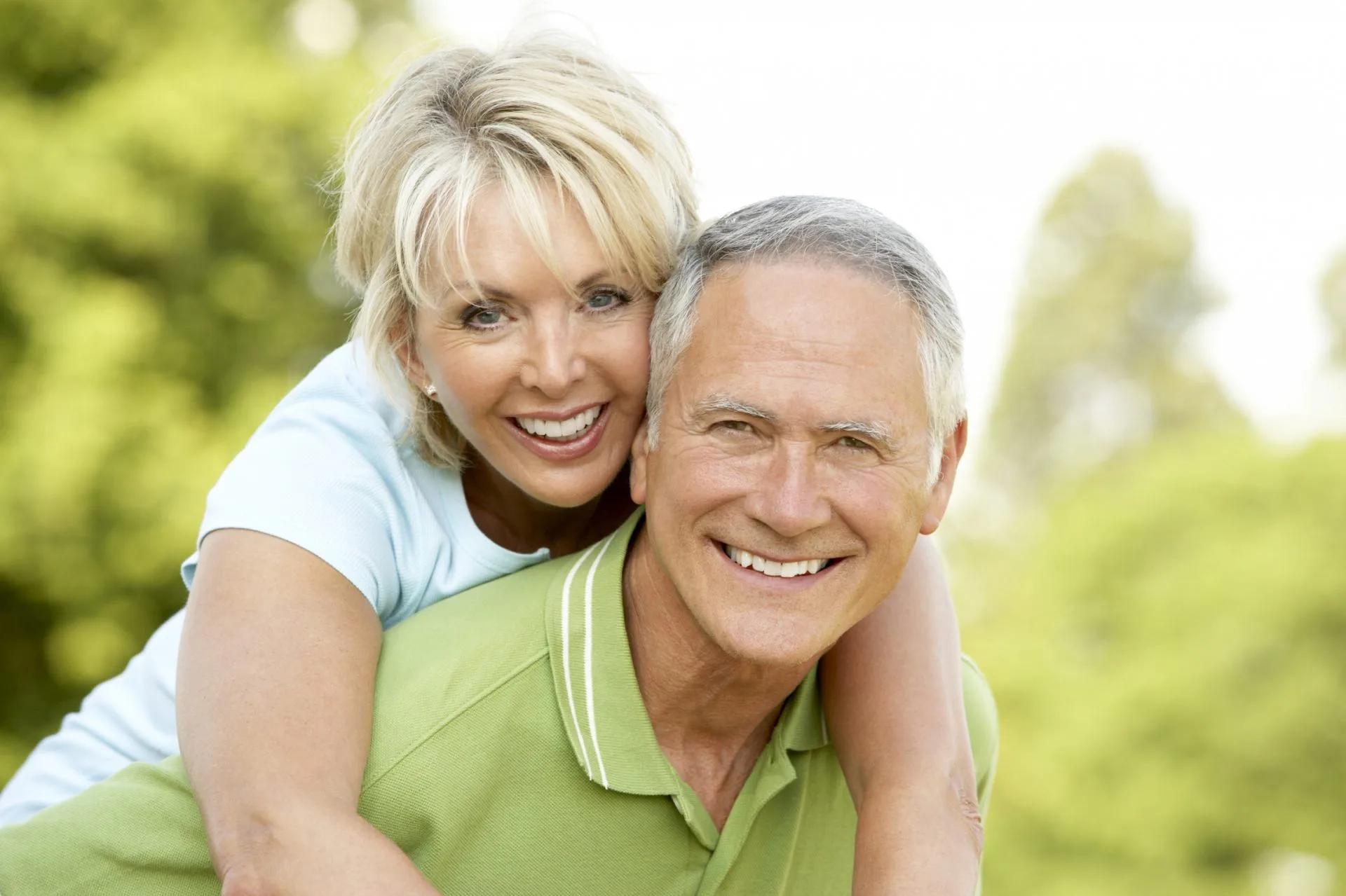 dr-mauricio-arouesty-proloterapia-mature-couple-having-fun-in-countryside