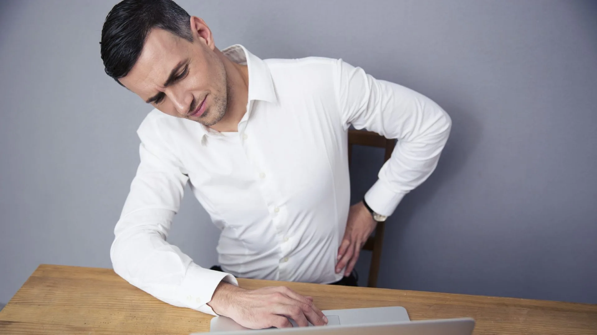 dr-mauricio-arouesty-proloterapia-businessman-having-backache