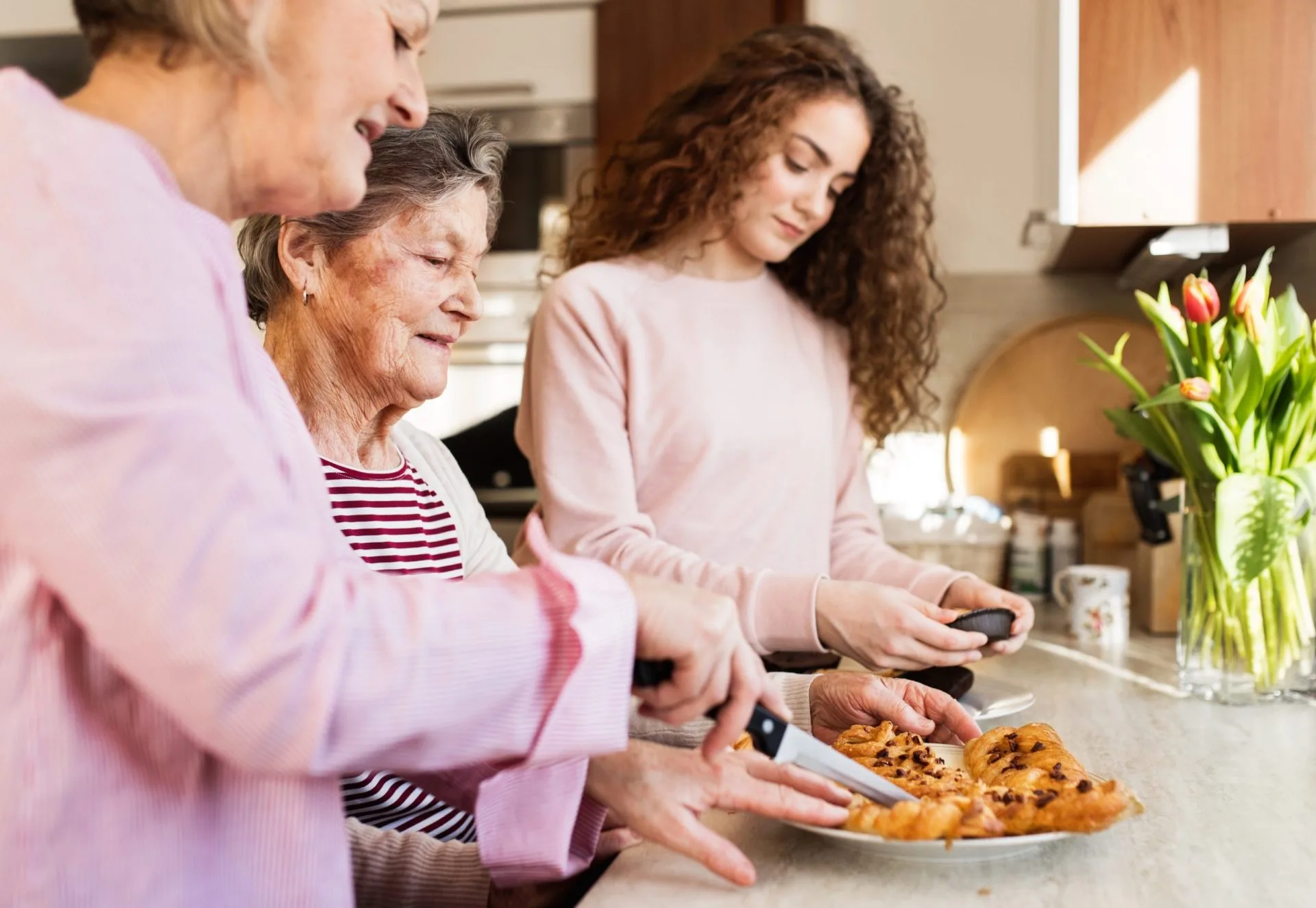 dr-mauricio-arouesty-proloterapia-a-teenage-girl-with-mother-and-grandmother-at-home