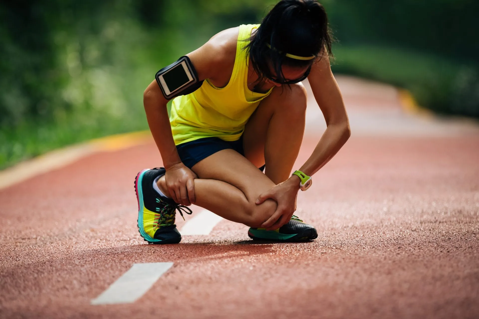 dr-mauricio-arouesty-proloterapia-female-runner-suffering-with-pain-on-sports-running-knee-injury